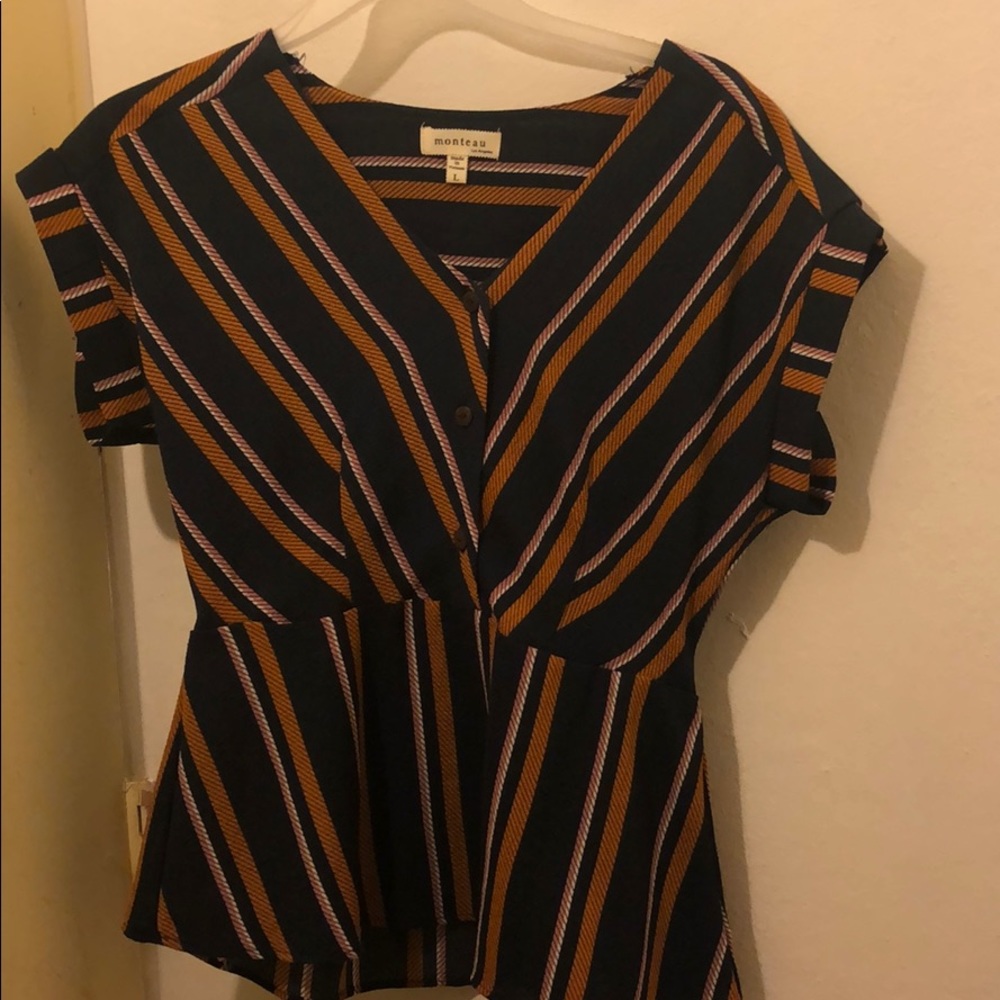 Short-sleeved blouse